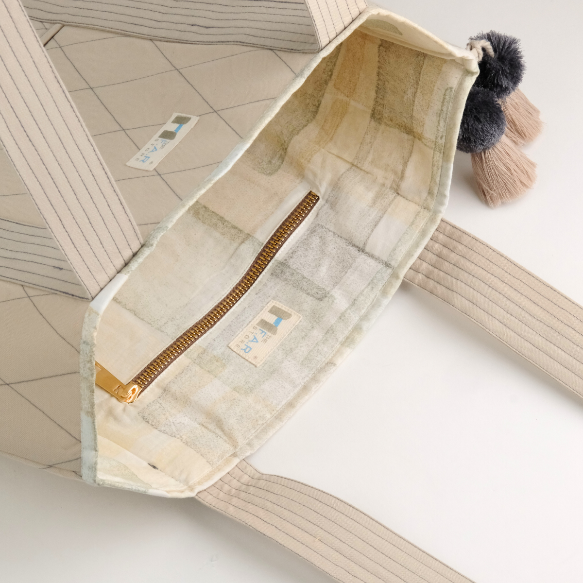 Gond Folk Giraffe - Beige Laptop Tote