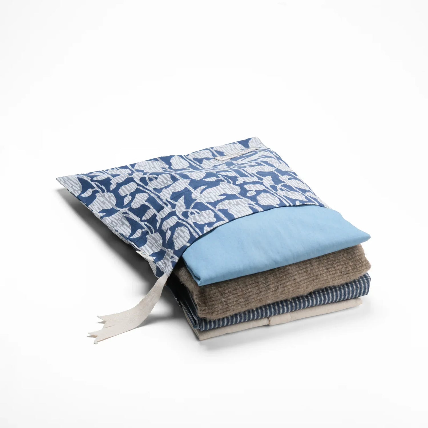 Unfolding Journeys: Handcrafted Travel Companions for Slow Living