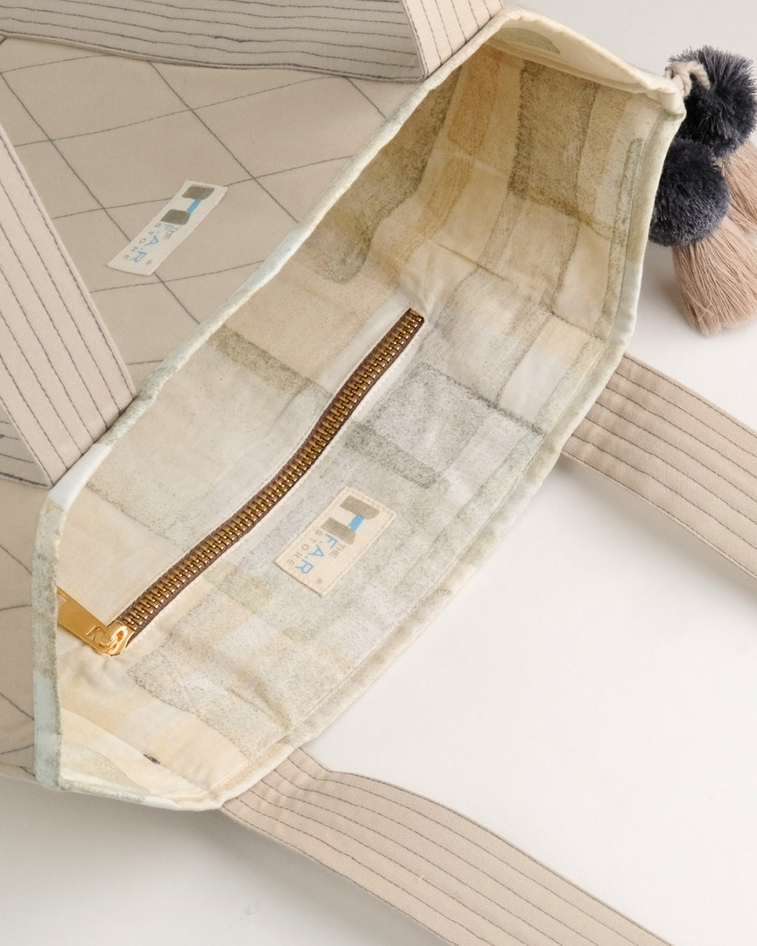 Gond Folk Giraffe - Beige Laptop Tote