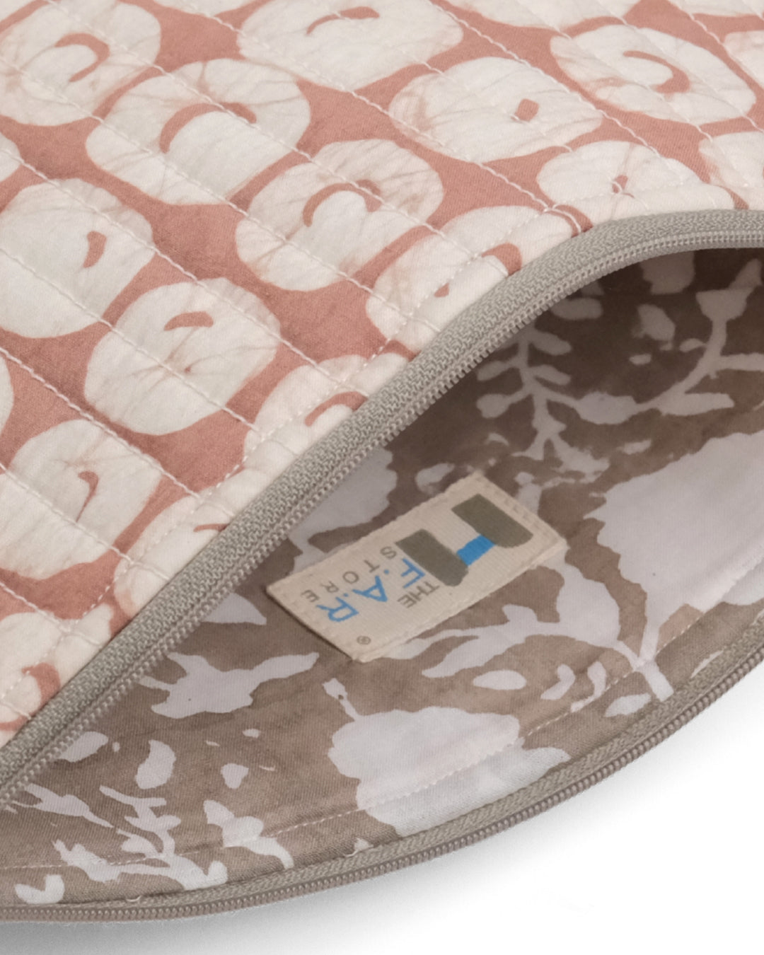 Polo Mocha Mousse - Cable Pouch