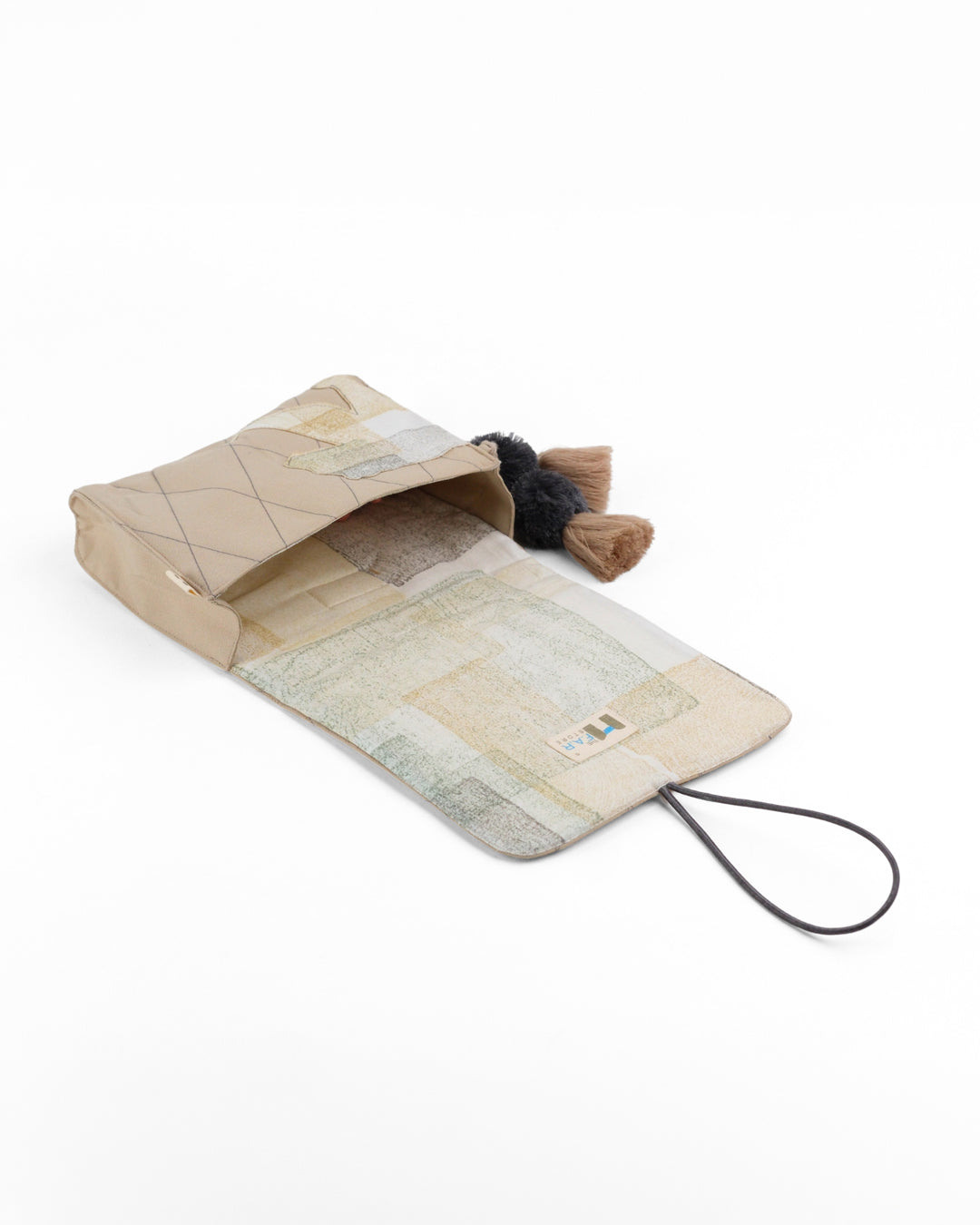 Gond Folk Bear - Beige Cable Pouch