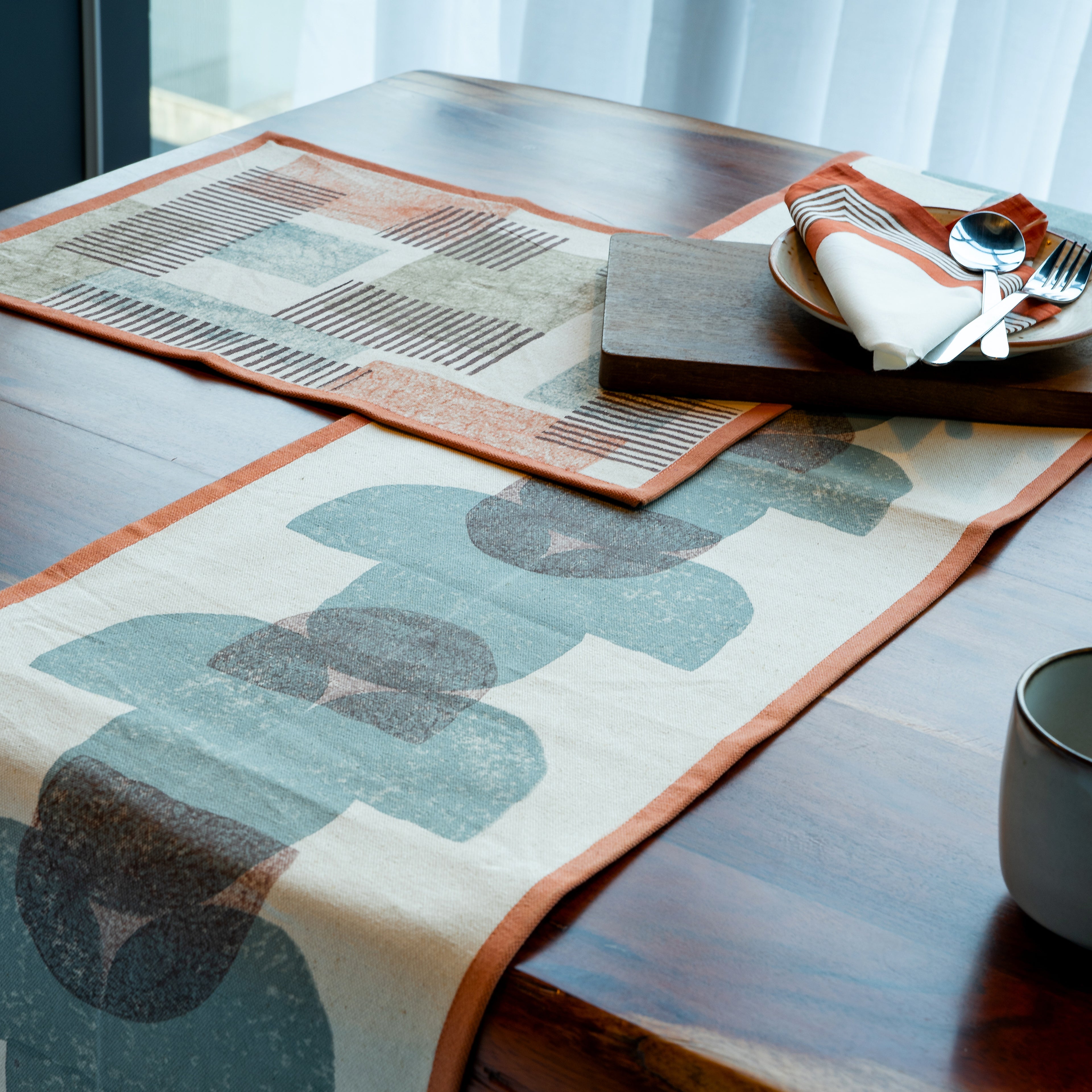 Elegant dining table runners for a sophisticated touch