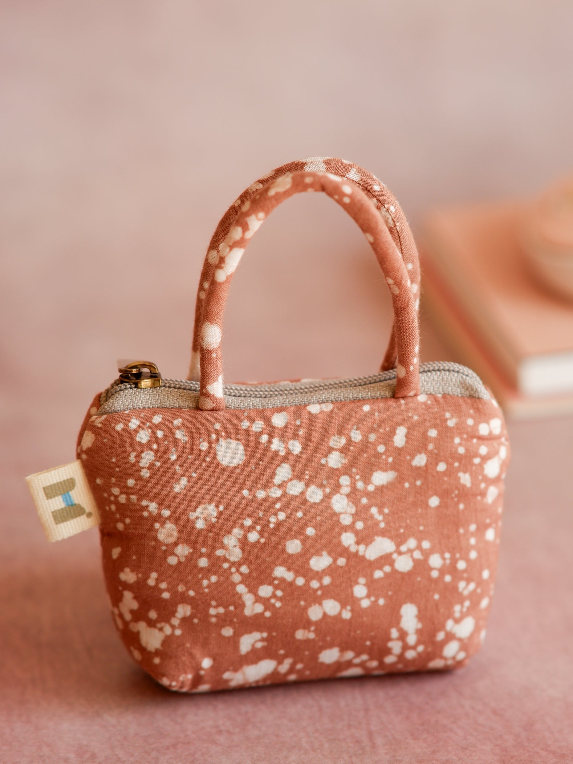 Mocha Mousse Stipples Miniature Essentials